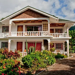 De Roses Beau Vallon (Mahe)